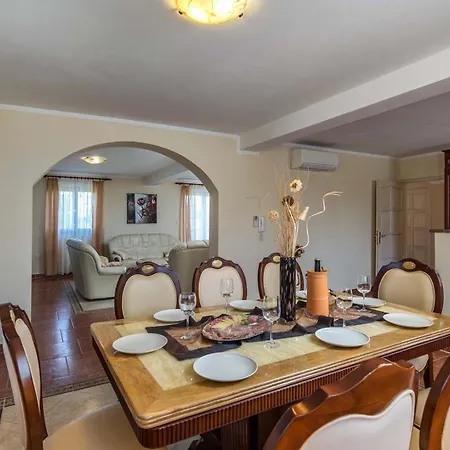 Divina Villa *