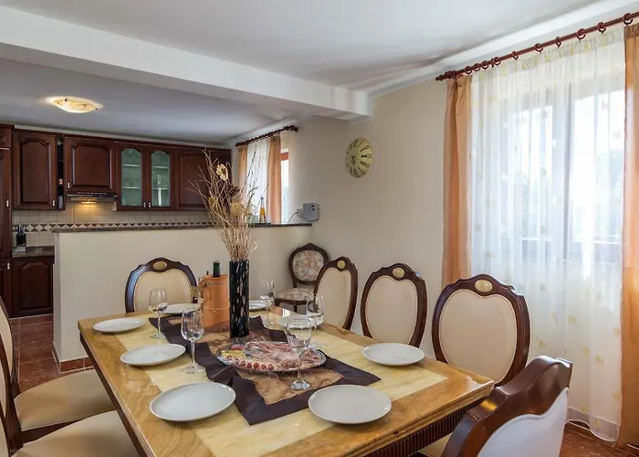 빌라 Divina Šišan